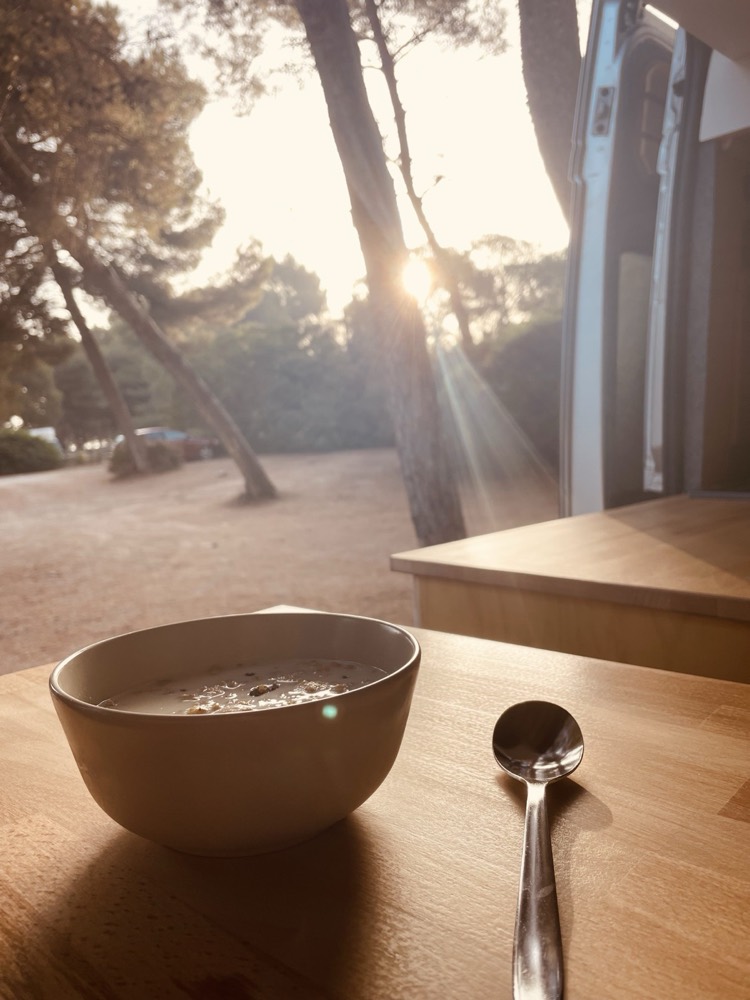 Frühstück im Van bei Sonnenlicht
