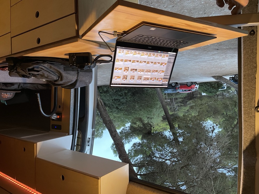 Mobiler Arbeitsplatz mit Laptop im Van