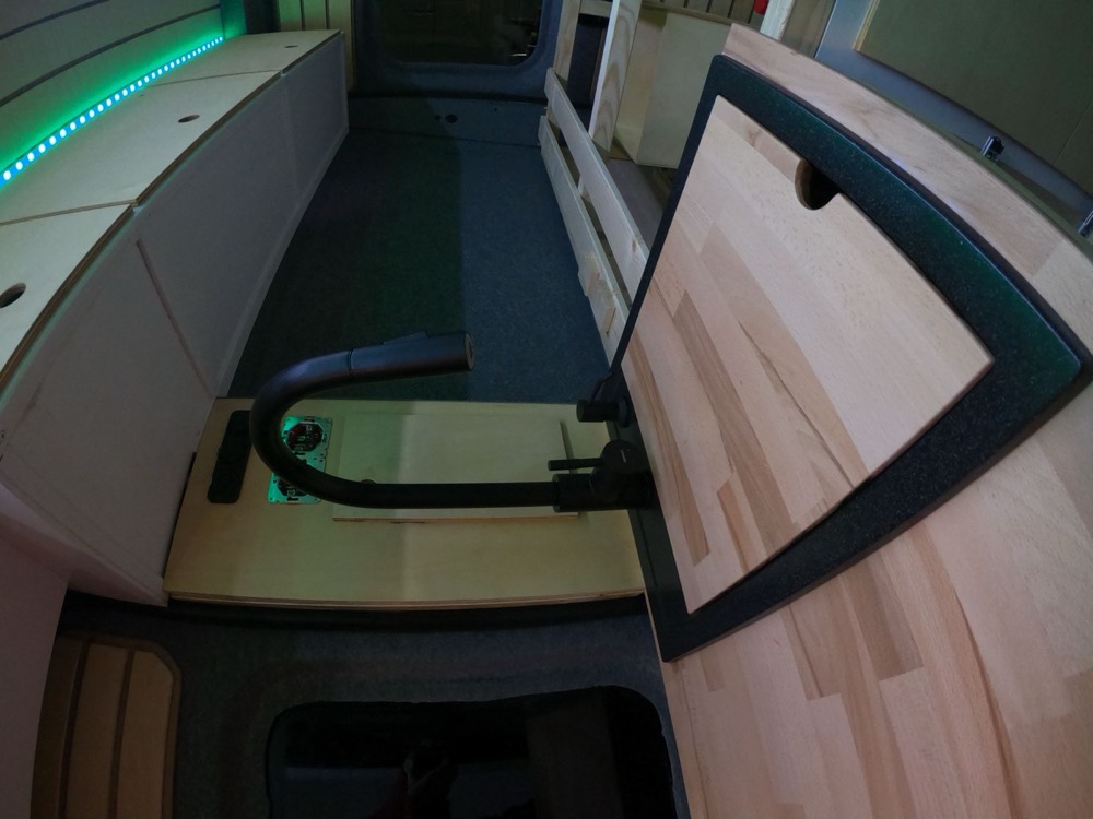 Ausziehbarer Tisch im Van