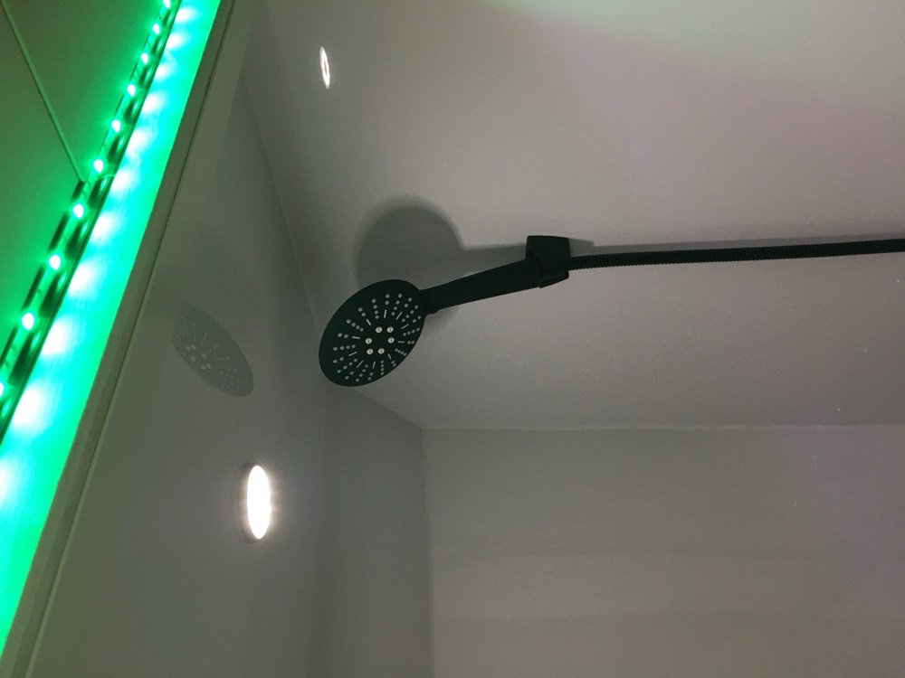 Dusche mit grüner LED-Beleuchtung im Van