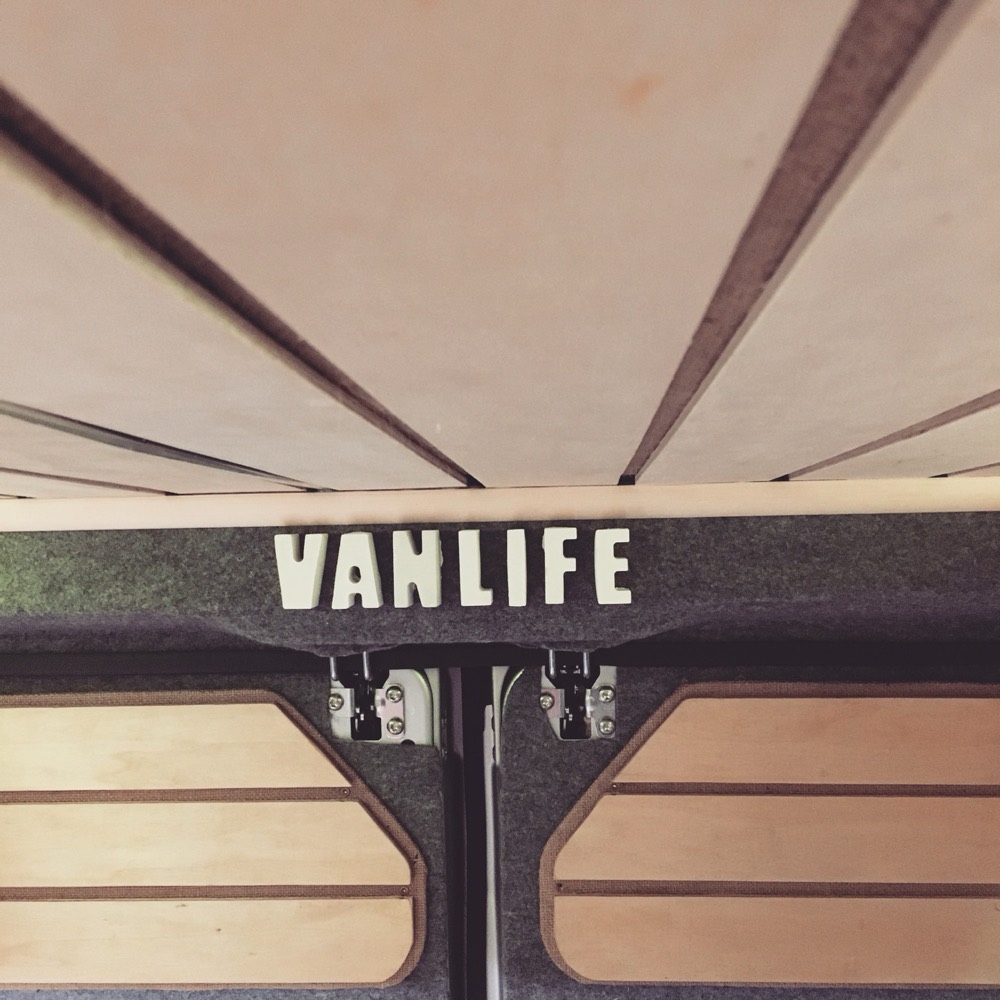 Vanlife Schriftzug an der Hecktür